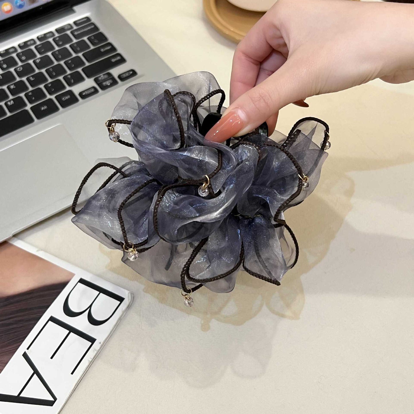 Elegant Mesh Bow Hair Claw Clip with Pendant – Chic Everyday Hair Accessory