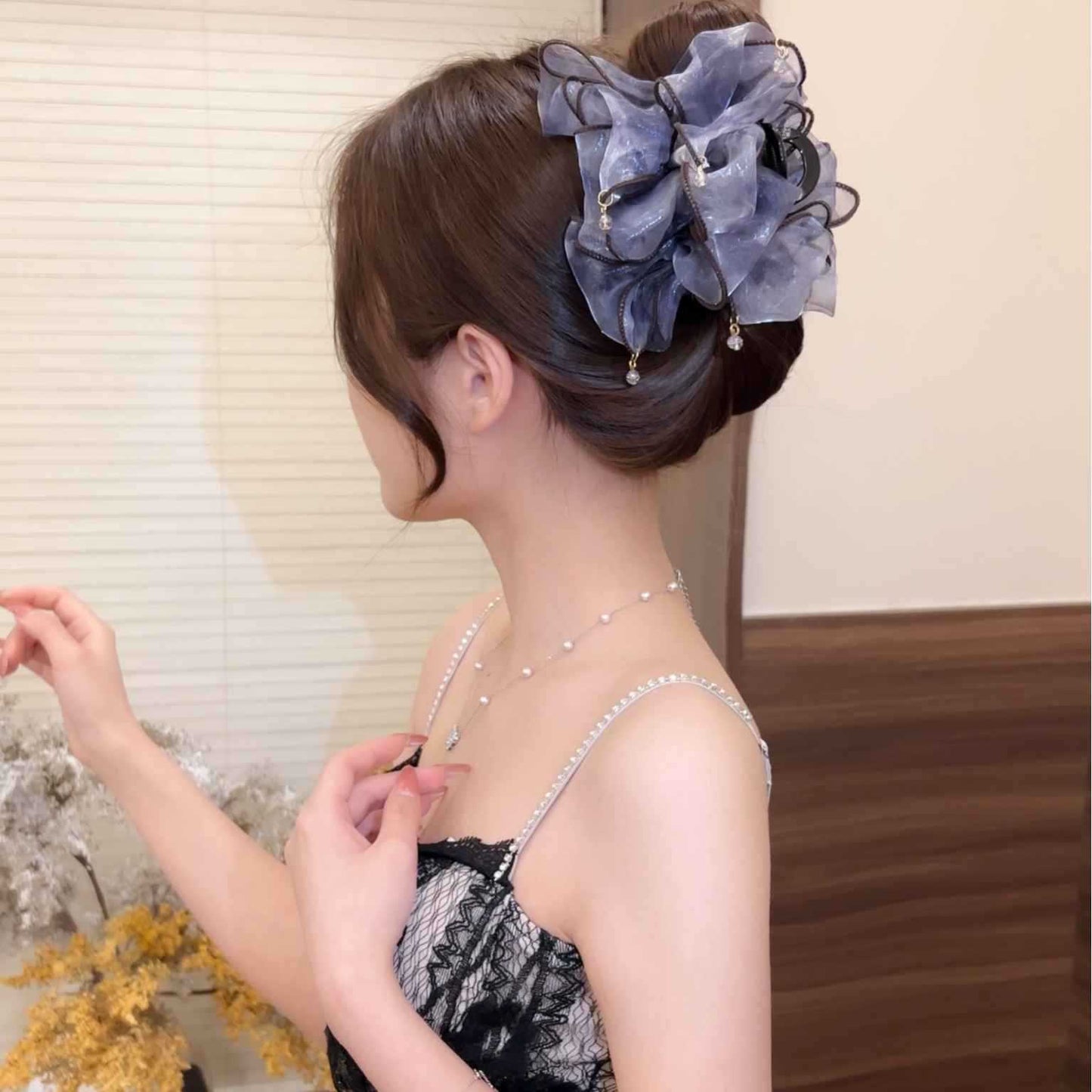 Elegant Mesh Bow Hair Claw Clip with Pendant – Chic Everyday Hair Accessory